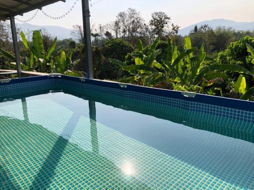 Bazén v ubytování Sandee Place Mountain View Hotel โรงแรมแสนดีเพลส เมาเท่นวิว จอมทอง nebo v jeho okolí