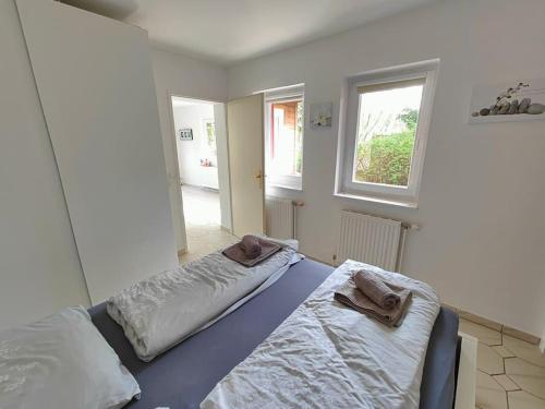 1 dormitorio con 2 camas y ventana en Romantic apartment with big terrace and garden view, en Viena