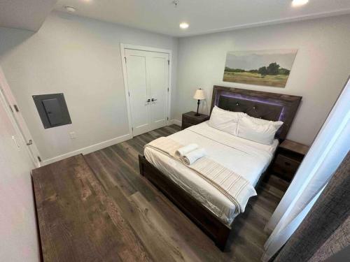 a bedroom with a large bed with white sheets at The Chic Suite - 1BR with Luxe Amenities in Paterson