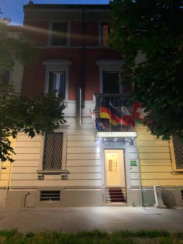 um edifício com bandeiras na frente em Villa Giovanna Citylife Milano em Milão