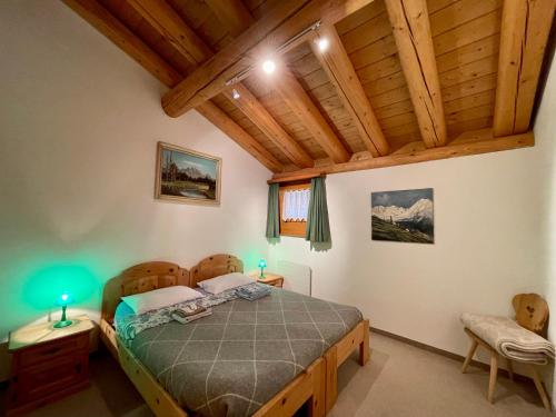 ein Schlafzimmer mit einem Bett und einer Holzdecke in der Unterkunft Chalet near St.Moritz in Madulain