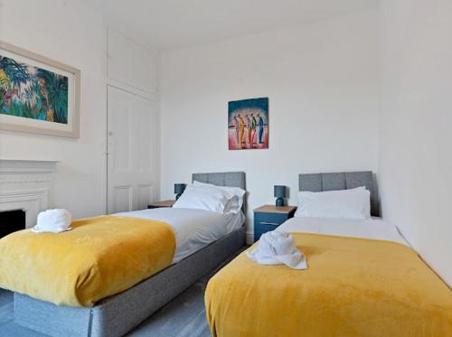 5* Fully furnished 5 bedroom service accommodation/holiday home - Sleeps up to 10 guests tesisinde bir odada yatak veya yataklar