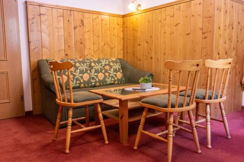 Habitación con mesa, sillas y sofá en Gasthaus-Pension Seeklause, en Ramsau