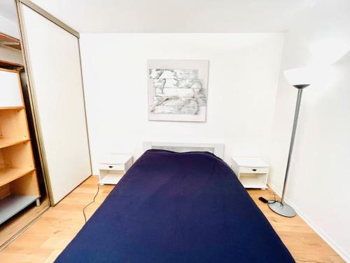 a bedroom with a blue bed in a room at Nice 1 bedroom in Chantilly in Chantilly