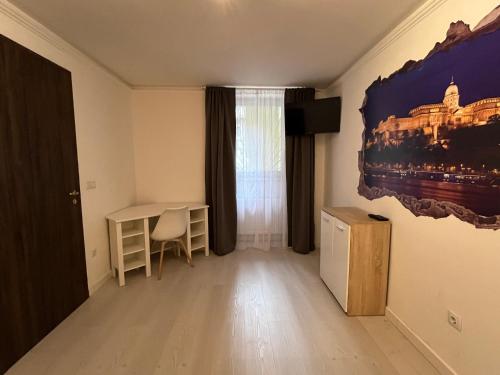 Zimmer mit einem Schreibtisch und einem Wandgemälde in der Unterkunft Fancy home Budapest in Budapest