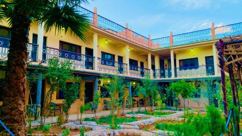 an exterior view of a hotel with a courtyard at Hotel Restaurant La Kasbah in Tinerhir