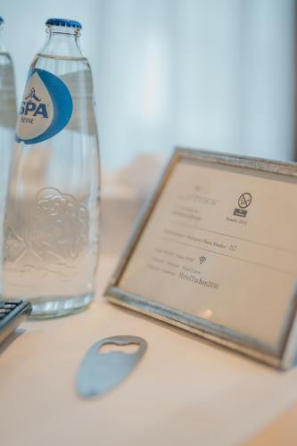 a table with a bottle of water and a computer mouse at Hotel Restaurant Tychon AG in Eynatten