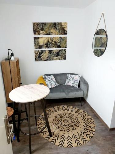 uma sala de estar com uma mesa e um sofá em T2 cosy vieux Montluçon em Montluçon