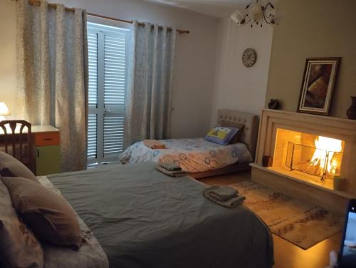 מיטה או מיטות בחדר ב-Serenity's Sunset Terrace