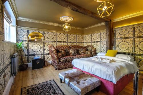 沙夫倫沃登的住宿－Luxury 3 Bed Manor House Hot Tub & Cinema，一间卧室配有一张床和一张沙发