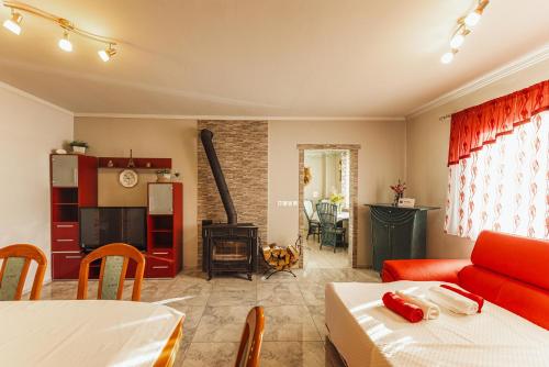 - un salon avec un canapé rouge et une cheminée dans l'établissement Holiday Homes I&G next to Olimje, à Kozje