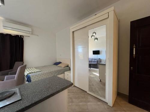 Zimmer mit einer Tür, die zu einem Schlafzimmer führt in der Unterkunft Luxury studio for rent in Sharm El Sheikh