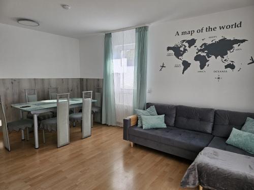 una sala de estar con sofá y un mapa mundial en la pared en New Apartment mit Terrasse, en Hannover