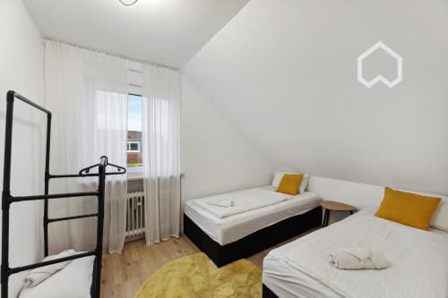 um pequeno quarto com 2 camas e uma janela em Day Young Life/ DYL Hosting 55 qm em Nurembergue