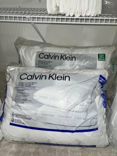 duas embalagens de kittin de cálcio num frigorífico em Brand New 4 bedroom Villa by Hamilton Airport! em Hamilton