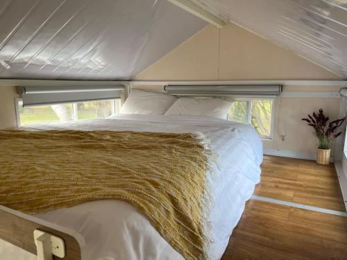 een slaapkamer met een bed in een tiny house bij Briggs Bluff View in Dadswells Bridge