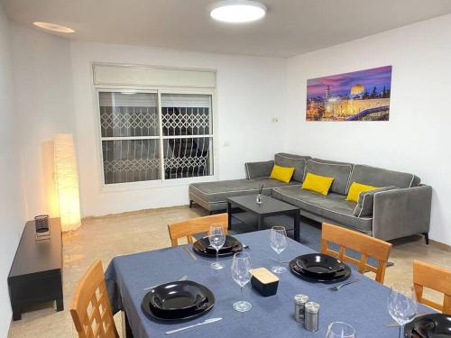sala de estar con sofá y mesa en Spacious penthouse with terrace, en Nahariyya