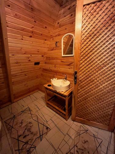 W drewnianym pokoju znajduje się łazienka z umywalką. w obiekcie Sapanca Sis Vadi Bungalov w mieście Sakarya
