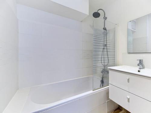 une salle de bain blanche avec une baignoire et un lavabo dans l'établissement CENTRE VILLE-SUPERBE APPARTEMENT DE 50 M2 - COSY AVEC TERRASSE -Wifi, à Nice