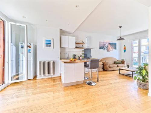 - une cuisine et un salon avec une table et un comptoir dans l'établissement CENTRE VILLE-SUPERBE APPARTEMENT DE 50 M2 - COSY AVEC TERRASSE -Wifi, à Nice