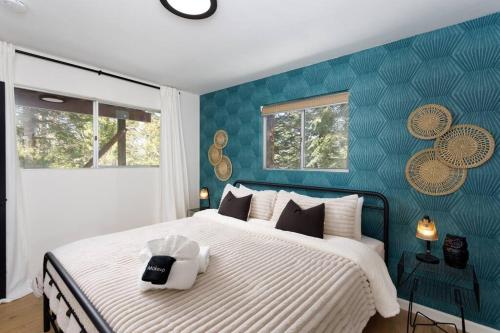 En eller flere senge i et værelse på Pet Friendly Treetop Cabin w/Deck & Forest Views