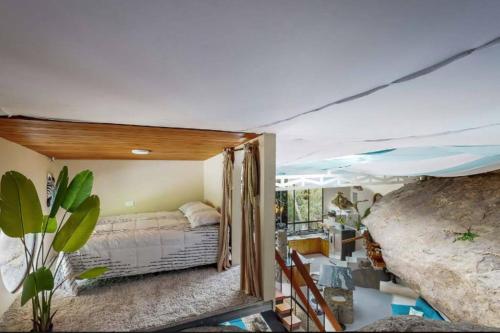1 dormitorio con cama y espejo en Riverfront & Jacuzzi. 8th wonder of the world., en Rivas