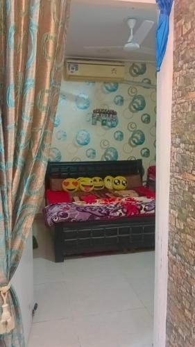 een poppenhuis met een bed in een kamer bij 12th Avenue, gaur city2 in Ghaziabad