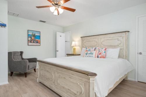 ブレーデントンにあるSwaying Palms! Coastal home with amazing pool just a short drive from Anna Maria Island!の天井ファン付きの大きなベッドのある寝室