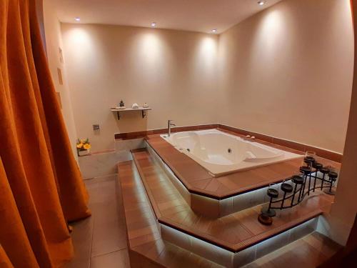 Ένα μπάνιο στο San Rafael Hotel