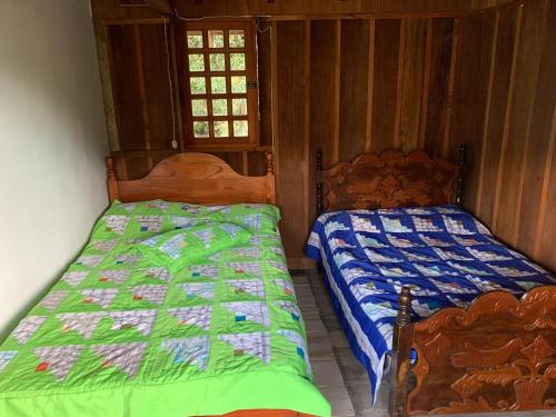 En eller flere senger på et rom på Guayacanes Campestre