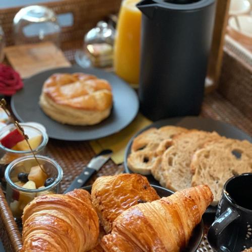 イストルにあるMas Escala Suites & Spaのペストリーとパンの盛り合わせ