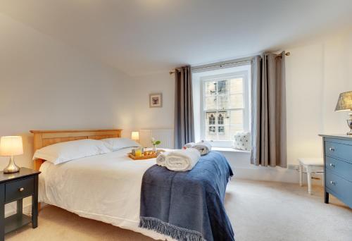 Postel nebo postele na pokoji v ubytování Lionsgate View - luxury apartment opposite Alnwick Castle