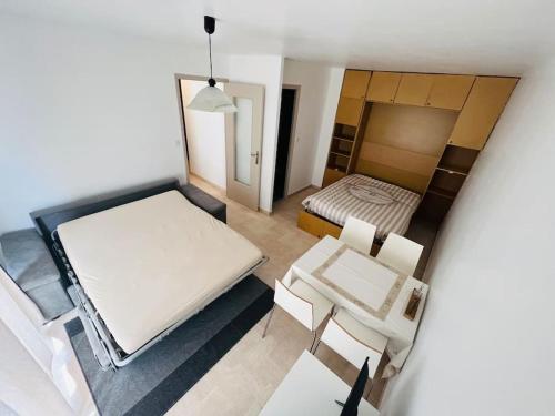 胡安萊潘的住宿－Studio 4 couchages à 200 m de la plage + garage，小房间设有一张床、一张桌子和椅子