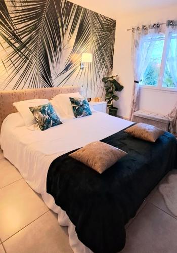 Elle comprend un grand lit avec des draps et des oreillers blancs. dans l'établissement Ginatella - 3 chambres, à Deaux