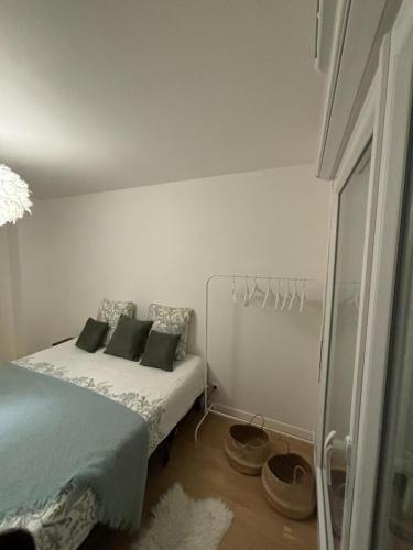 - une chambre avec un lit et deux chapeaux à l'étage dans l'établissement 2 pièces standing entre Disneyland et Paris, à Neuilly-Plaisance