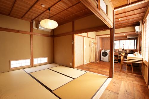 salon z dużym pokojem ze stołem w obiekcie RIKKA BABA NI w mieście Takayama