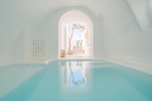 Camera bianca con piscina e arco. di Vima Santorini, Traditional Luxury a Emporio
