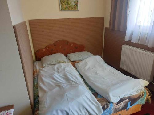 Кровать или кровати в номере Rózsás Motel