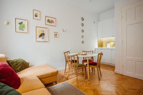 a living room with a table and chairs at Apartament na Krakowskim Kazimierzu in Krakow