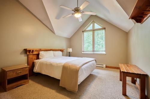 um quarto com uma cama e uma ventoinha de tecto em Marblewood Village Resort em Steady Brook