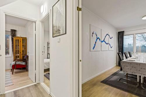 comedor con mesa y dormitorio en Comfy 4-bedroom barnhouse Ideal for Long Stays, en Åkersberga