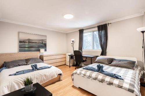 een slaapkamer met 2 bedden en een bureau. bij Grand appartement 4 chambres - 335 in Montreal