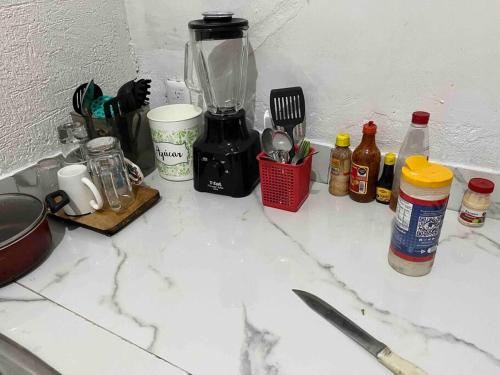encimera con licuadora y otros artículos de cocina en Acogedor Depto 2 Rec. 1 Baño, Cocina Equip en Apatzingán de la Constitución