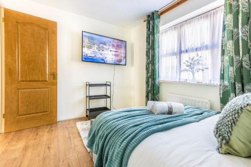 Giường trong phòng chung tại Cozy Family-Friendly House (3mins from Erith and Slade Green station)