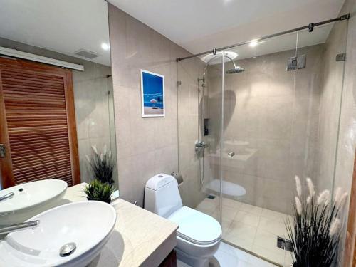 een badkamer met een toilet, een wastafel en een douche bij Boho chic sea view apartment in Kata in Kata Beach
