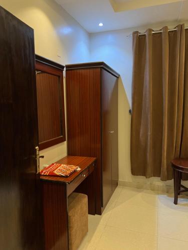 a bathroom with a shower and a wooden desk at ريحانة الهدا للوحدات السكنية in Al Hada