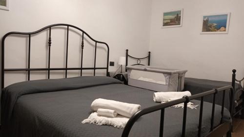 um quarto com uma cama com duas toalhas em A Casa di Franco em Milazzo