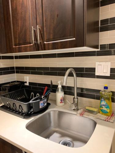 encimera de cocina con fregadero y fregadero en Glaive Home en Toronto