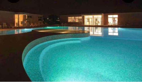 une piscine éclairée la nuit dans l'établissement Maison de vacances au calme 4 personnes residence avec piscine, à Aubignan