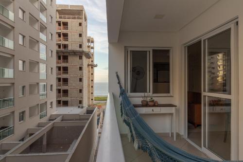 een balkon met uitzicht op de oceaan vanuit een gebouw bij Nomads apto a 1 quadra do mar, praia de itaparica in Vila Velha